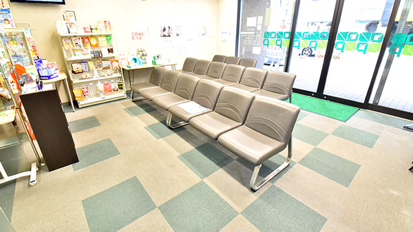 ファーマライズ薬局 栄店の待合スペース