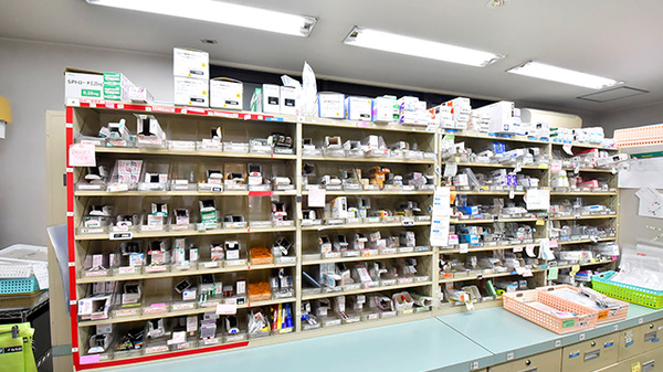 ファーマライズ薬局 栄店の薬棚