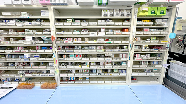 ふじがおか調剤薬局の薬棚