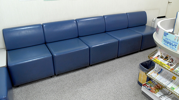 フラワー調剤薬局の待合スペース