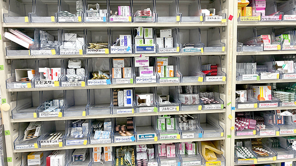 ほんじん調剤薬局の薬棚