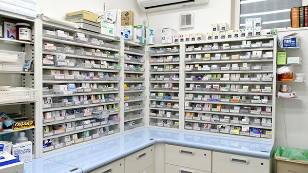 刈谷みさき薬局の薬棚