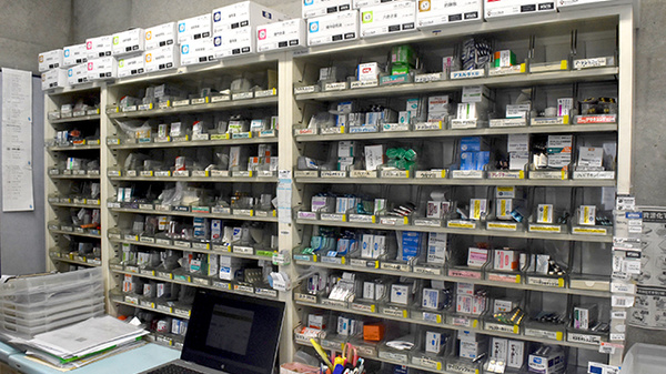 ミドリ薬局 一社店の薬棚