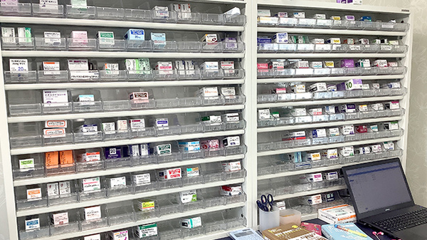 ミドリ薬局　森宮店の薬棚