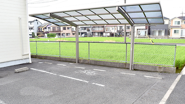 ミドリ薬局 北店の駐輪場