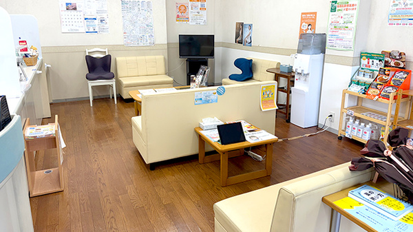 やまと調剤薬局の待合スペース