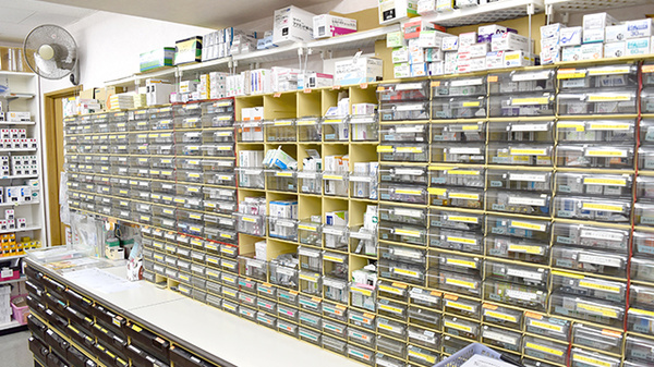 有限会社草楽ゆたか調剤薬局の薬棚
