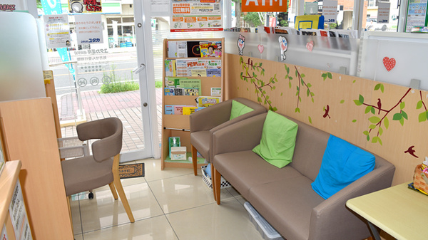 ユタカ薬局　植田駅前の待合スペース
