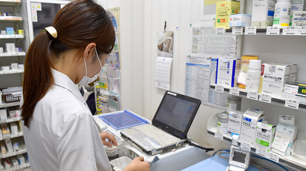 ユタカ薬局　植田駅前の作業風景