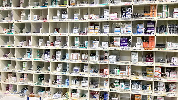 岩田調剤薬局の薬棚