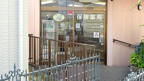ヤシロファーマシー小垣江店の入口