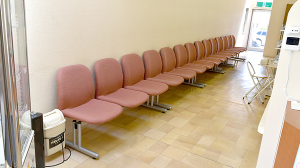 ヤシロファーマシー小垣江店の待合スペース