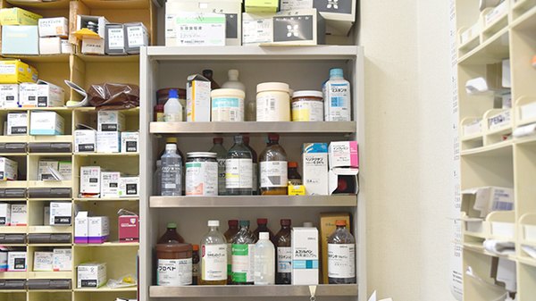 桜木調剤薬局の薬棚
