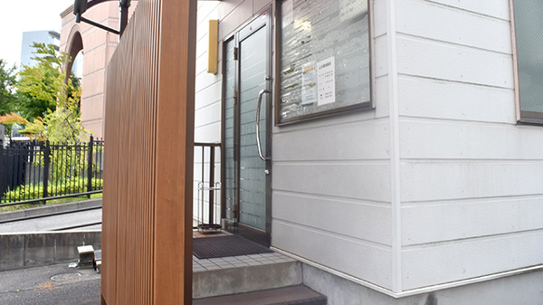 山手調剤薬局の入口