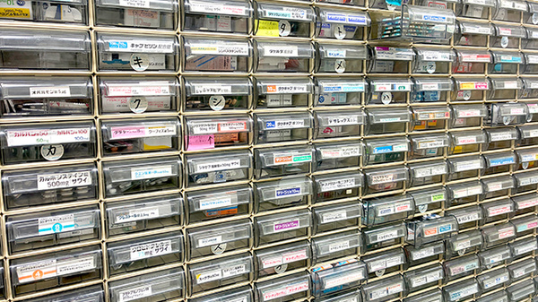 自由堂薬局の薬棚