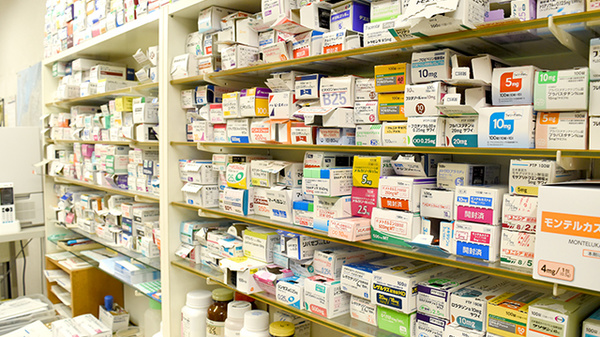 有限会社小田薬局の薬棚