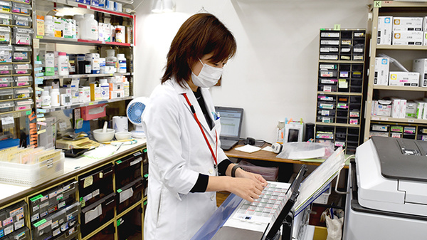 太田薬新堂薬局の作業風景