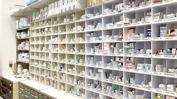 合資会社竹内薬局の薬棚