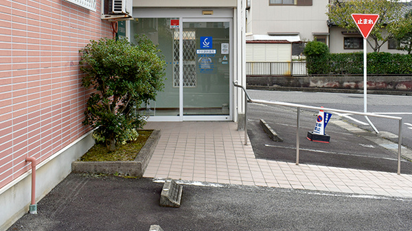 中日調剤薬局 古雅医者村店の入口