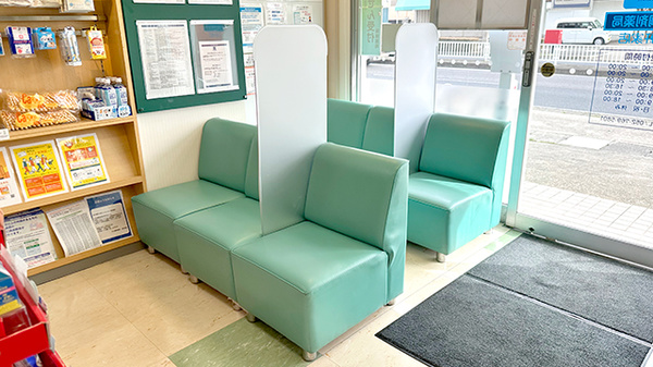 中日調剤薬局 四軒家店の待合スペース