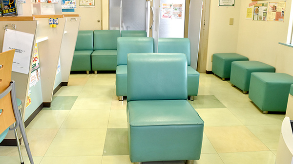 中日調剤薬局 前後店の待合スペース