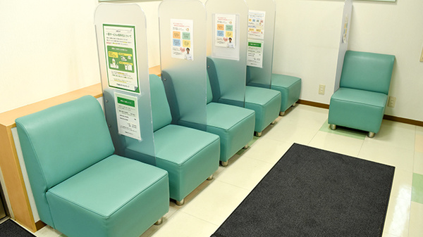 中日調剤薬局 桃花台店の待合スペース