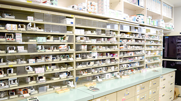 うらら調剤薬局豊橋店の薬棚