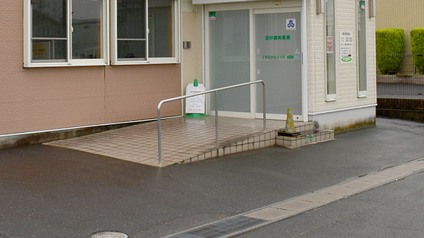 田中調剤薬局の入口