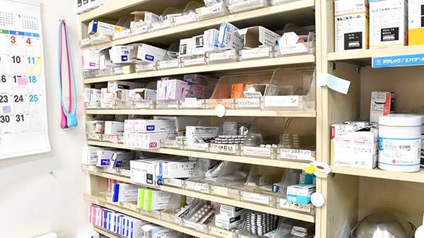 あおぞら薬局の薬棚