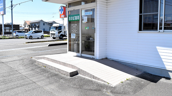 あおば薬局の入口