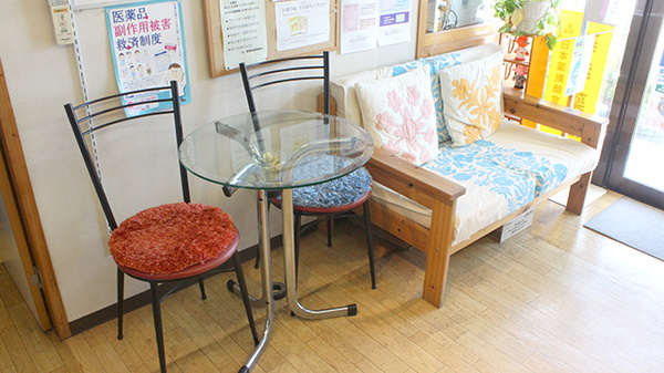 こみなと薬局の待合スペース