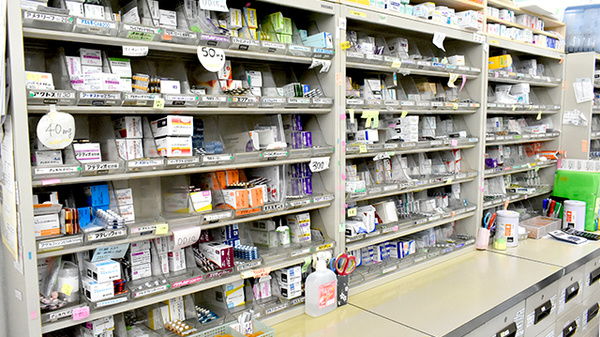そがめ薬局大町店の薬棚
