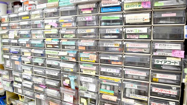 ティーズ薬局山越店の薬棚