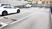 ティーズ薬局山越店の駐車場