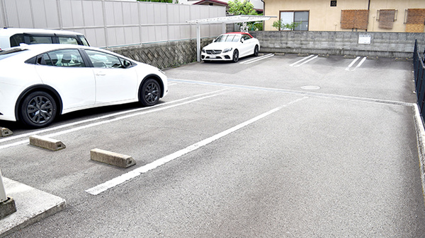 ティーズ薬局山越店の駐車場