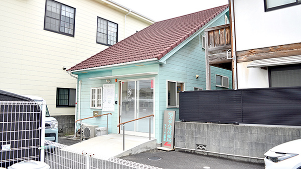 ティーズ薬局福音寺店の外観