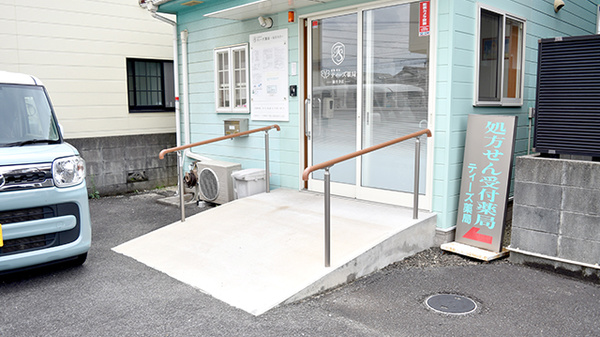 ティーズ薬局福音寺店の入口