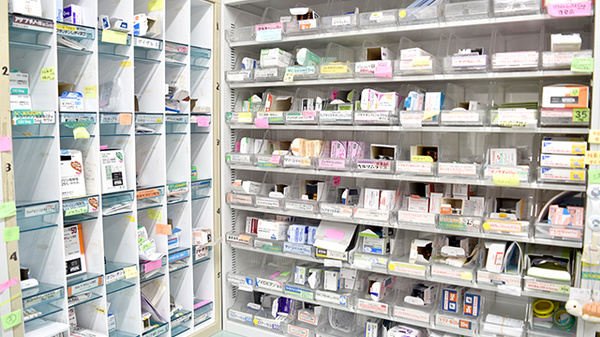 ティーズ薬局福音寺店の薬棚