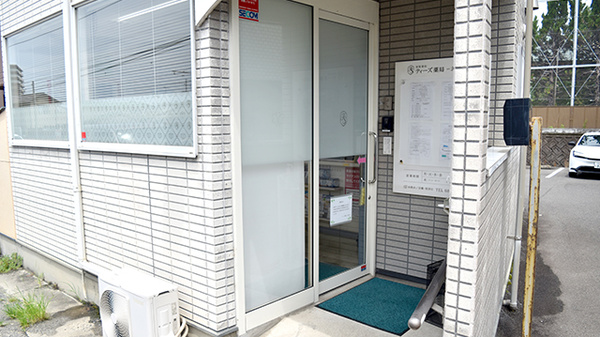 ティーズ薬局北久米店の入口