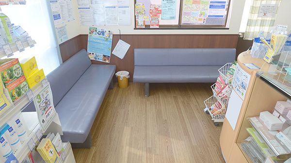 クオール薬局おおだいら店の待合スペース