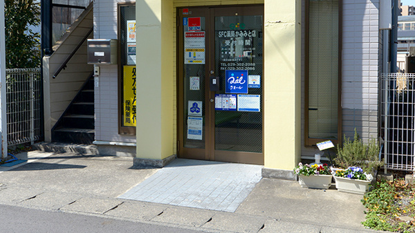 ＳＦＣ薬局かみみと店の入口