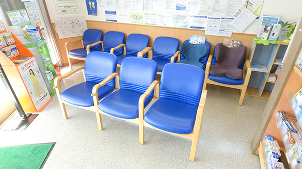 クオール薬局結城店の待合スペース