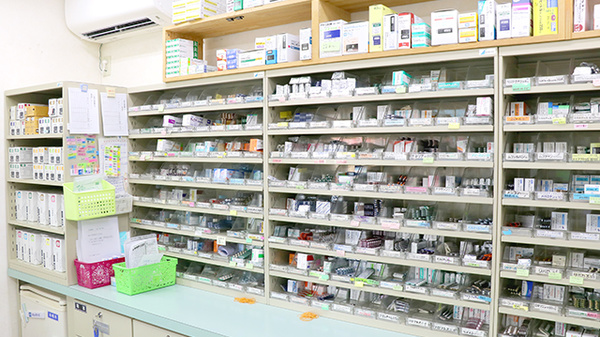 あい薬局成沢店の薬棚