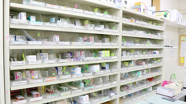 あい薬局川尻店の薬棚