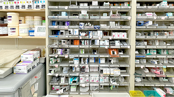 アクア薬局の薬棚