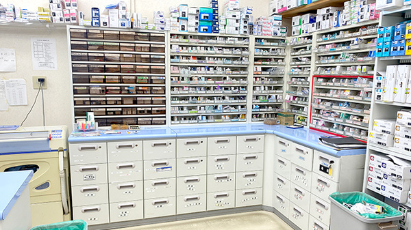 アクア薬局馬渡店の薬棚