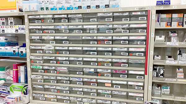 こころ調剤薬局 宮中店の薬棚