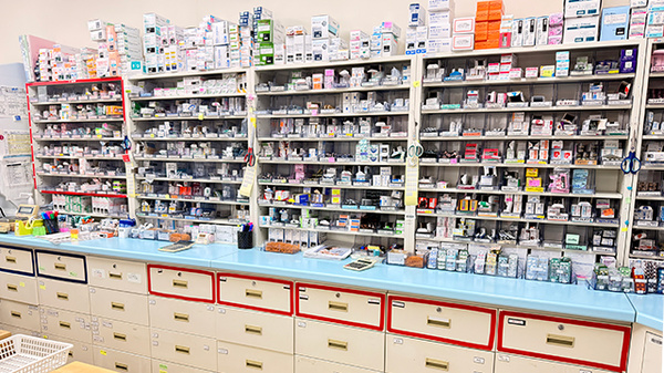 花・花薬局結城店の薬棚