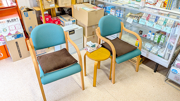 こうのす薬局の待合スペース