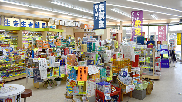 スガヌマ薬局の内観